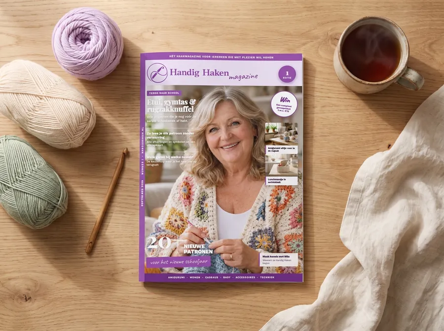 Het Handig Haken Magazine op tafel, met garen en een kop thee